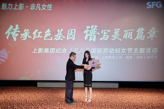 身材|唐嫣罕见走机场，穿卡通毛衣配皮裤小腿成身材短板，皮肤似大白墙