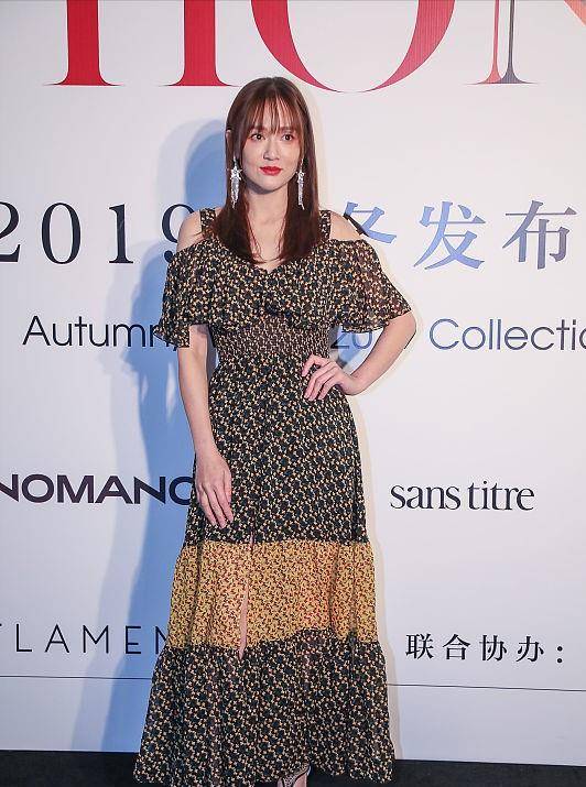 陈乔恩|陈乔恩穿着裙子虽然有点显老气，但是发型却显嫩，甜美魅力不减