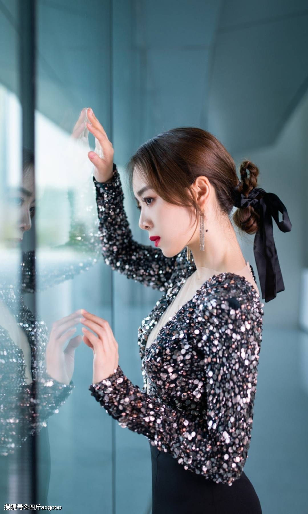 原创英雄联盟女主持人余霜晒照片评论里网友口无遮拦有人还开黄腔