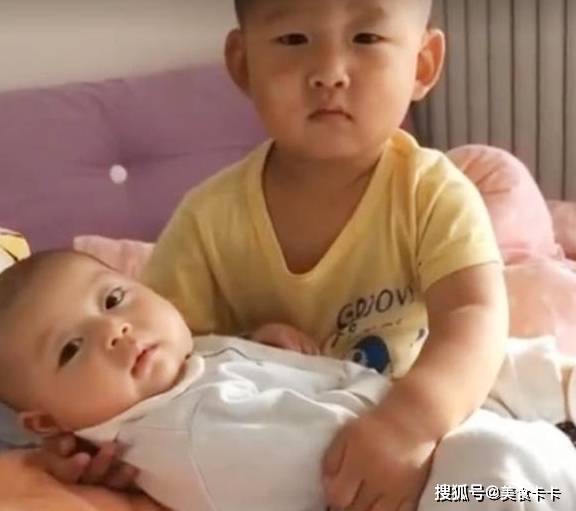 家长|宝妈晒被子，让哥哥哄弟弟睡觉，推门一看，宝妈笑喷了