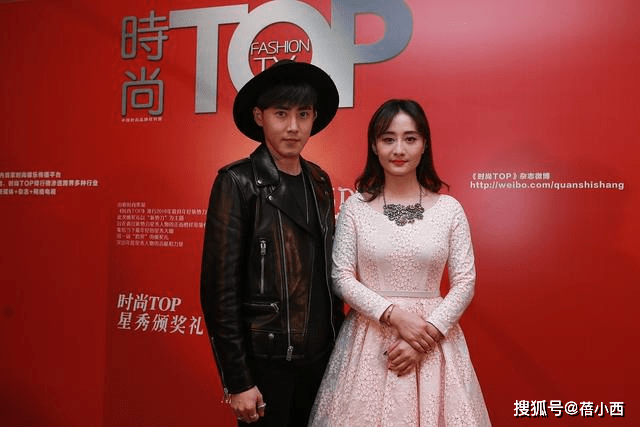 黑色|陈德容看不出是74年的人，穿粉色连衣裙配长卷发，原装五官真耐看
