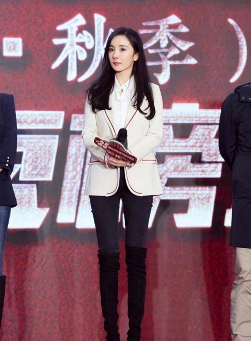 毛衣|女明星换了件卫衣+运动裤，就像个18岁的学生了，甜美又时尚