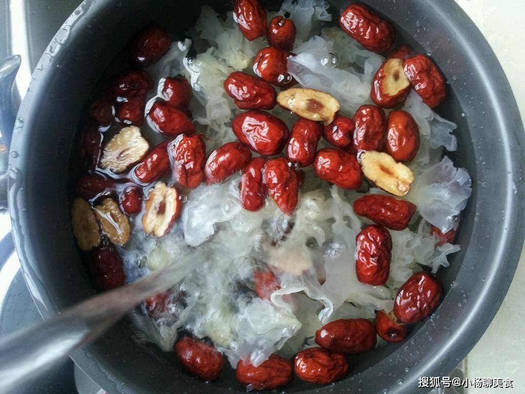 银耳汤怎么做补气血 a486dbb260714f108d117817c5ecdfe7.jpeg
