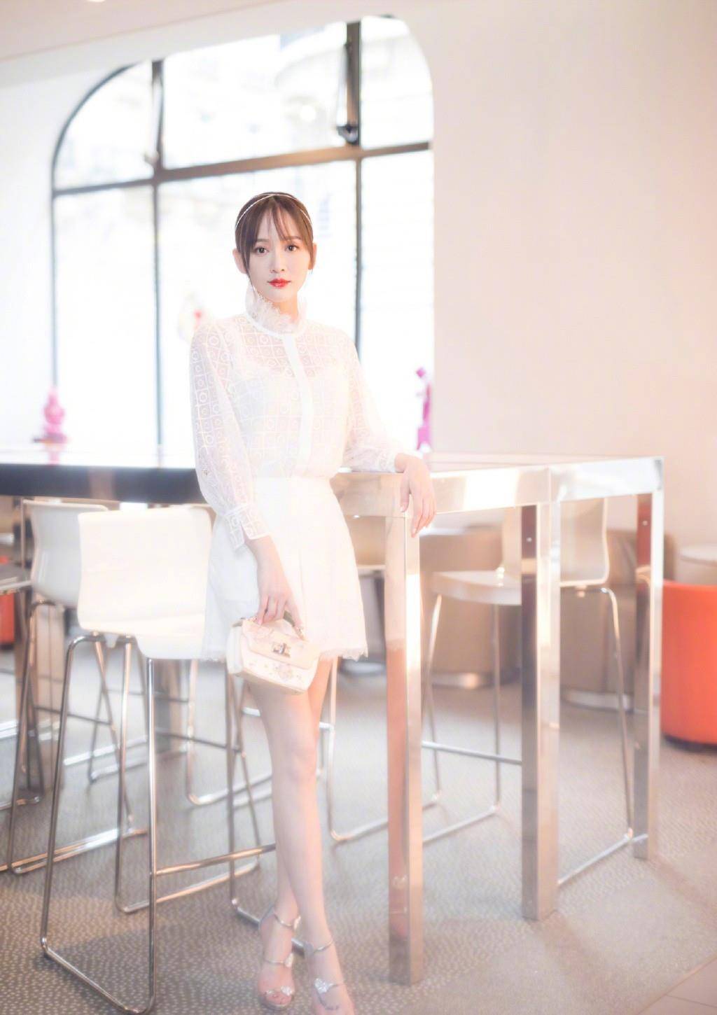 女王|她被称为“偶像剧女王”，40岁穿荷叶领上衣配牛仔裤，美成少女