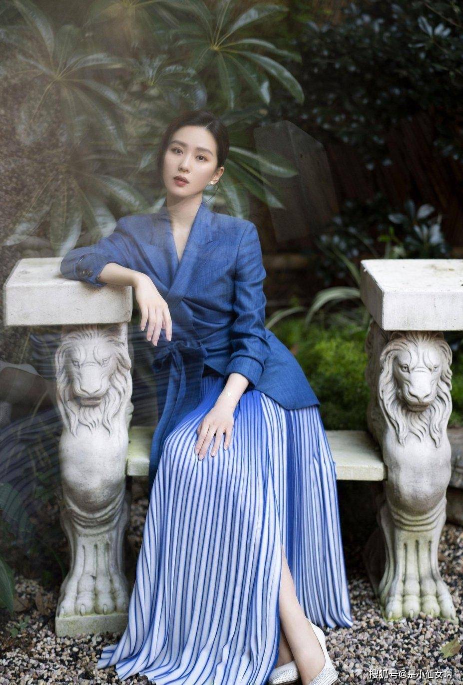 进行|刘诗诗私下穿搭挺低调的，穿工装外套简单又随性，就是看着有点热