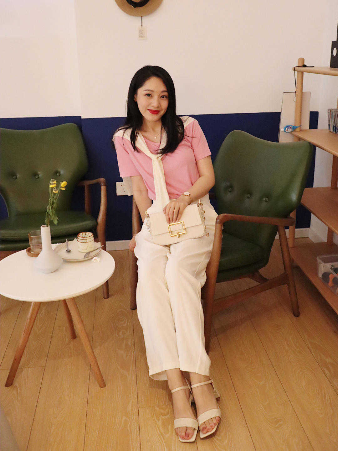 土黄色|秋天不建议直接穿T恤，这样“叠穿法”高级洋气，主要能提升气质