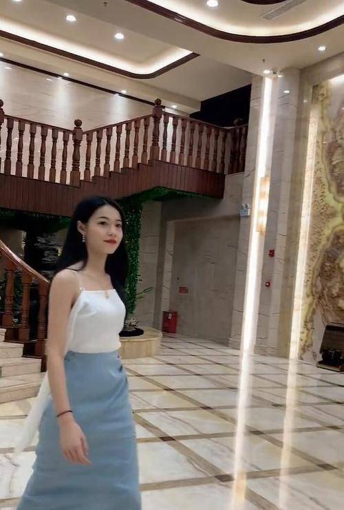 吸汗性|少妇穿这么紧的半身裙，走路方便吗，性感身材简直太迷人
