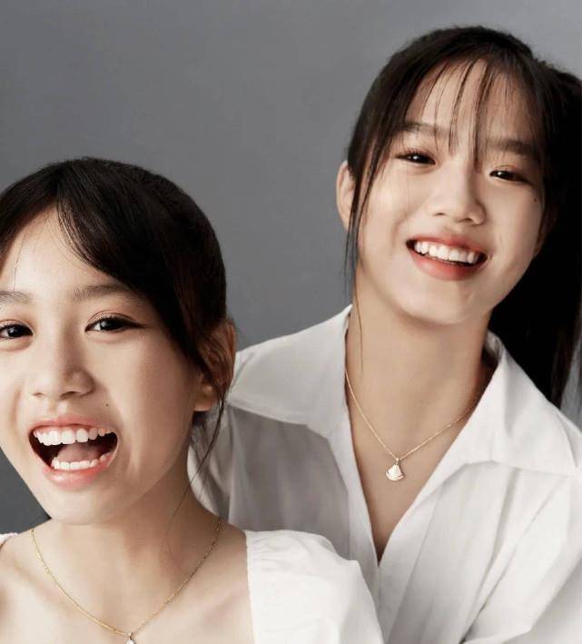 吊带|钟丽缇带女儿拍大片！小女儿穿泡泡袖甜美俏皮，颜值竟然美过姐姐