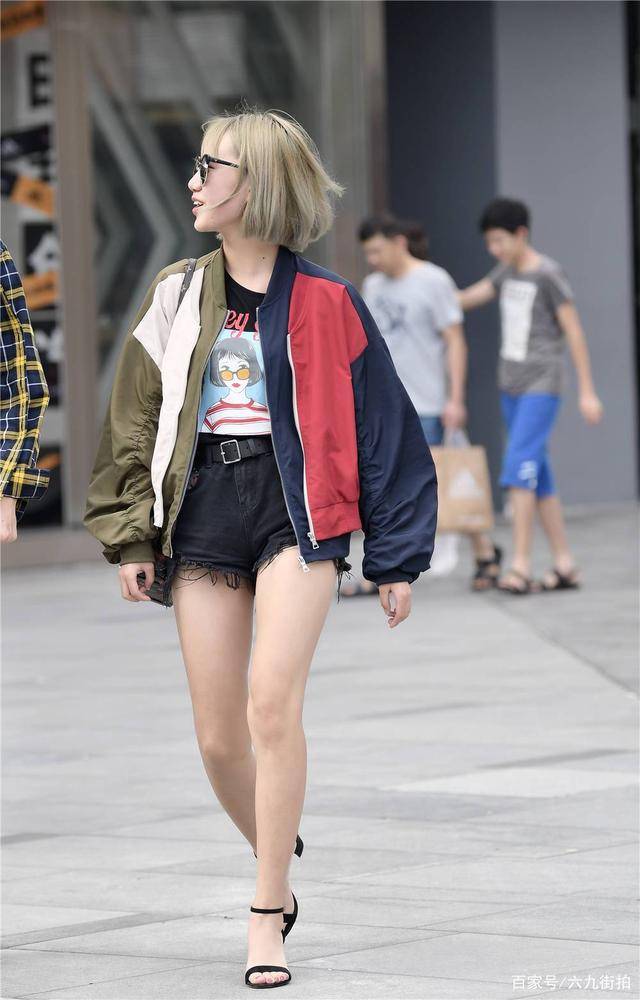 小个子|街拍：青涩小姐姐牛仔短裤配拼接色的夹克，穿出小个子女生的时尚