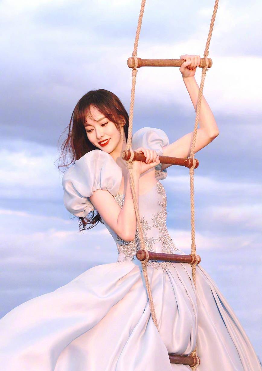 饱和度|刘亦菲不愧是盛世美颜,红绿拼色礼服温婉高级,就她能穿出这效果