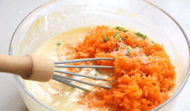 蔬菜|天热女儿最馋的早餐，手不粘面10分钟出锅，金黄柔软，上桌必光盘