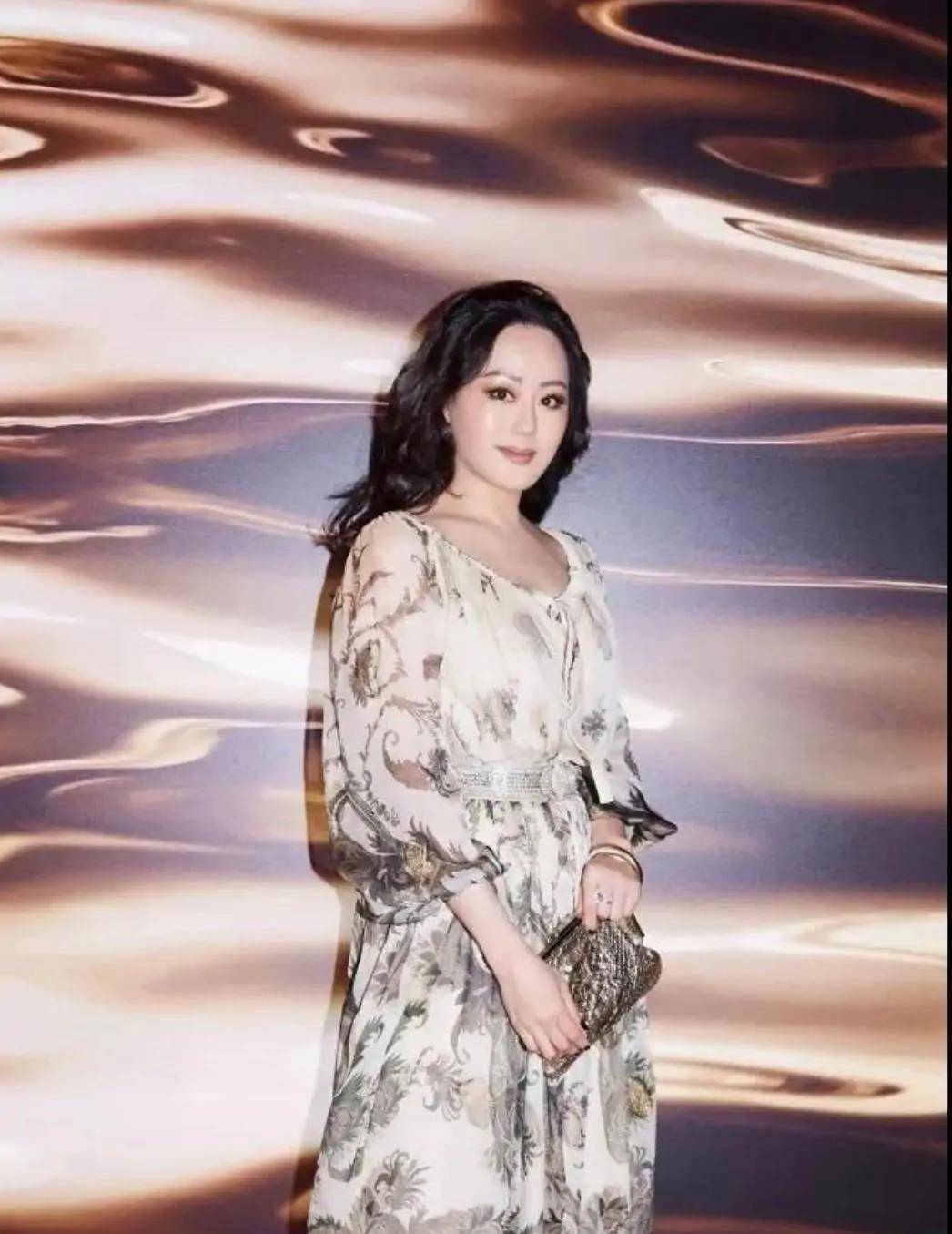设计|章小蕙自带名媛气质,微胖身材穿小黑裙更迷人,一看就是高级贵妇