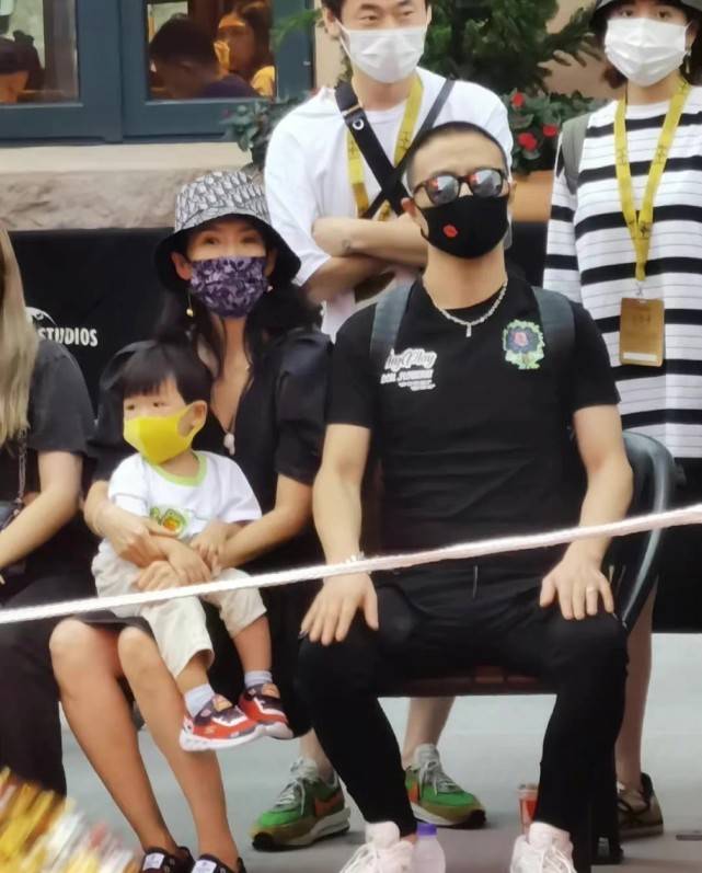 一身|章子怡一家五口现身北京环影！汪峰梳小辫，她穿休闲装一眼被认出