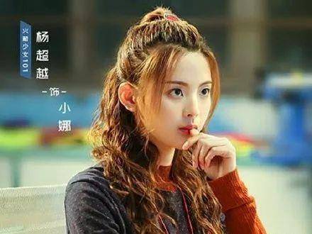 超越|杨超越近期私服大盘点，村花的逆袭太惊艳，简单好看又时尚