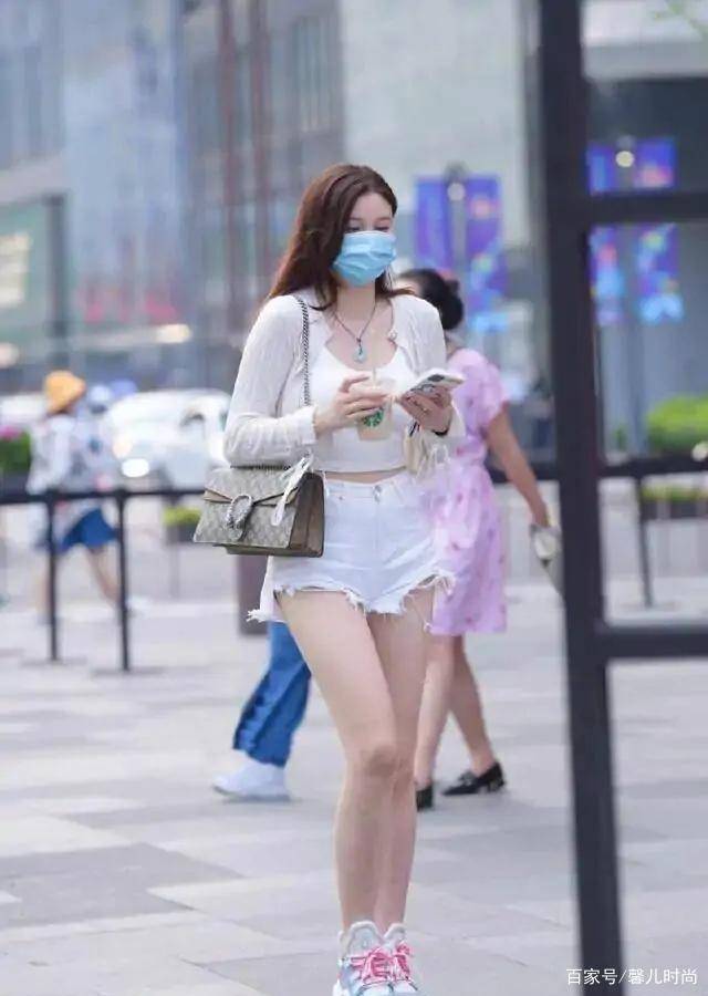 袜子|一款半腰袜配牛仔短裤，时髦又减龄颠覆以往穿搭组合！