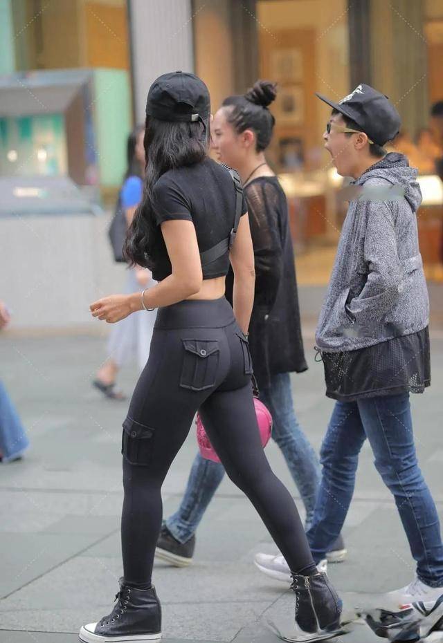 显得|腰细腿细的打底裤好看,也减龄,我真的很佩服她