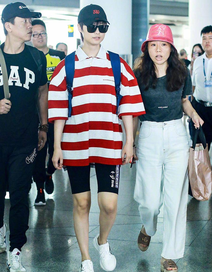 李宇春|169cm宋妍霏与175cm李宇春,同穿红白条纹衫,不是腿长就能赢!