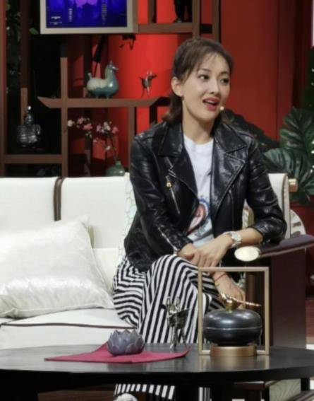 身材|48岁牛莉还挺会打扮，穿白色无袖礼服亮相，身材完全都没有走样