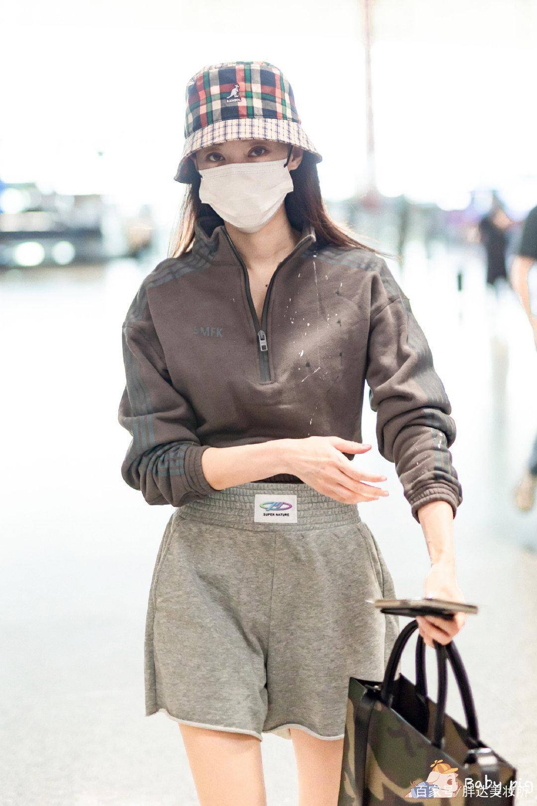 卫衣|张小斐难怪能走红,卫衣配高腰裤飒爽又大牌,私服都快赶上杨幂了