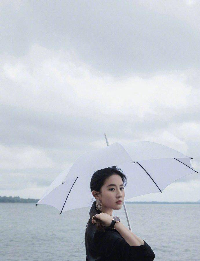 西裤|“神仙姐姐”刘亦菲雨中撑伞,西装穿出好身材,景美人更美