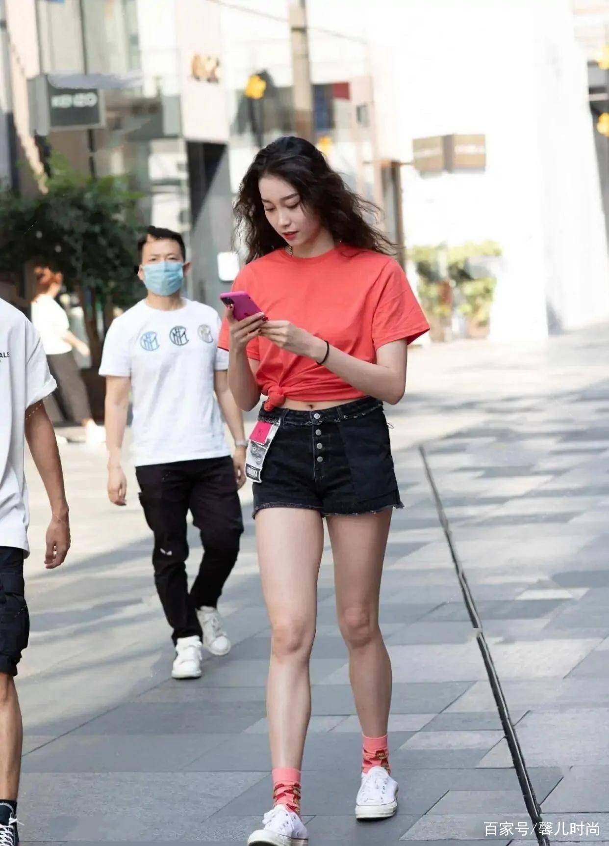 袜子|一款半腰袜配牛仔短裤，时髦又减龄颠覆以往穿搭组合！