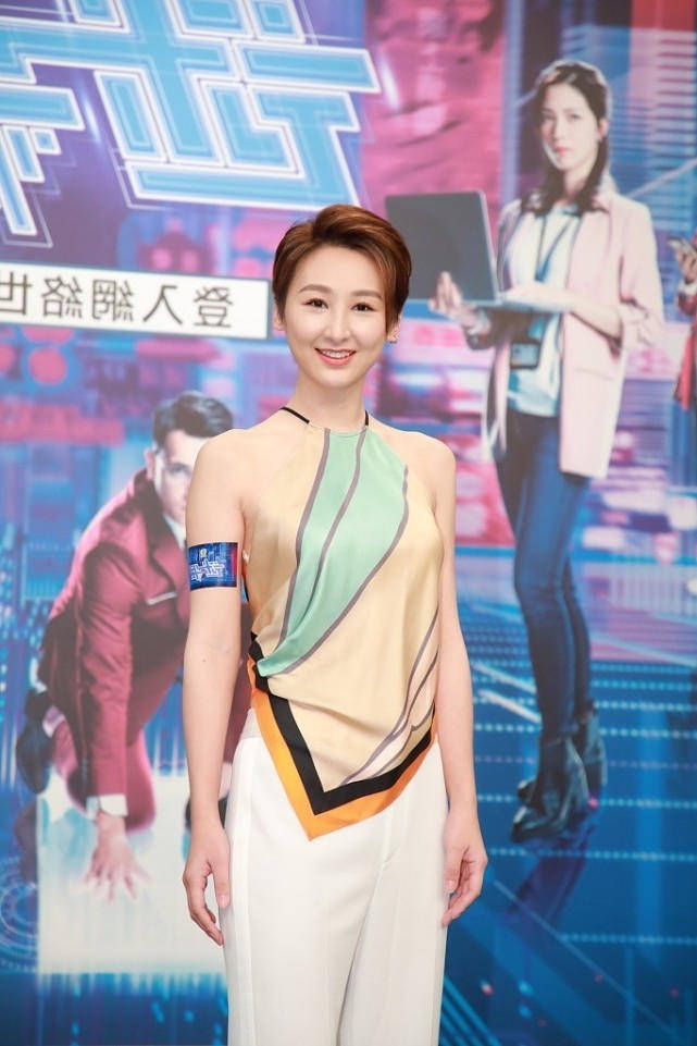 看点|高海宁的气质真不是吹的，挂脖上衣配休闲裤精致时髦，美得高调