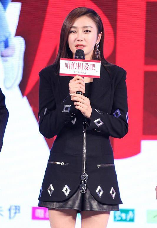 黑色|秦岚真的好白啊,和黄奕坐在一起,都选了设计独特的西服