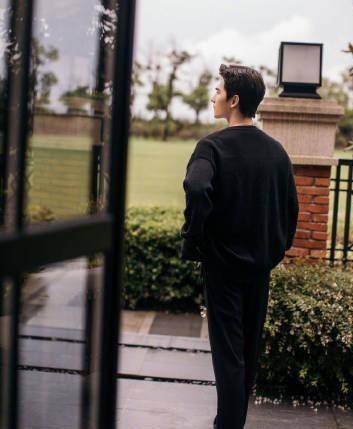 整体|杨洋“眼镜杀”男友力满满，穿西装利索潇洒，“精英范”十足