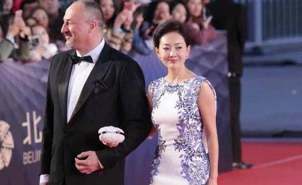 身材|48岁牛莉还挺会打扮，穿白色无袖礼服亮相，身材完全都没有走样