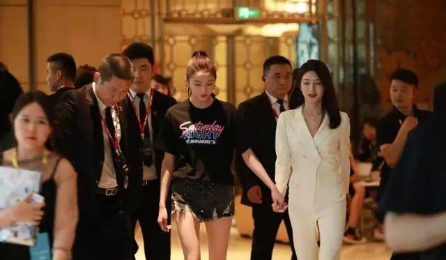 江疏影|关晓彤真给鹿晗长面子！穿短裤秀出漫画腿直接秒杀江疏影，绝了