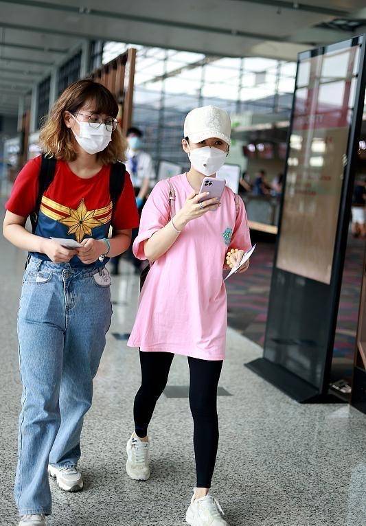 小姑娘|潘晓婷罕见走机场，穿粉T配瑜伽裤像小姑娘，39岁身材保持得真好