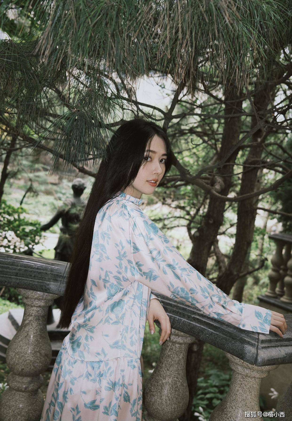 黑色|向太儿媳郭碧婷又惊艳了我，简单穿黑色抹胸裙，就美出了国际范