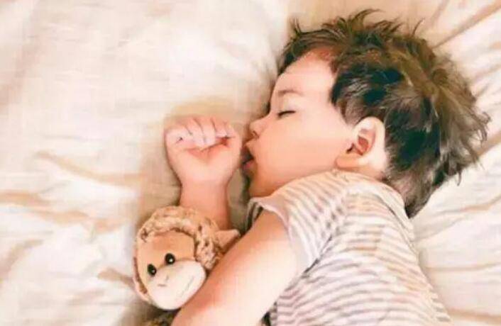 对比|孩子一放假就不睡午觉？对比幼儿园和家里的三个区别，你就知道了