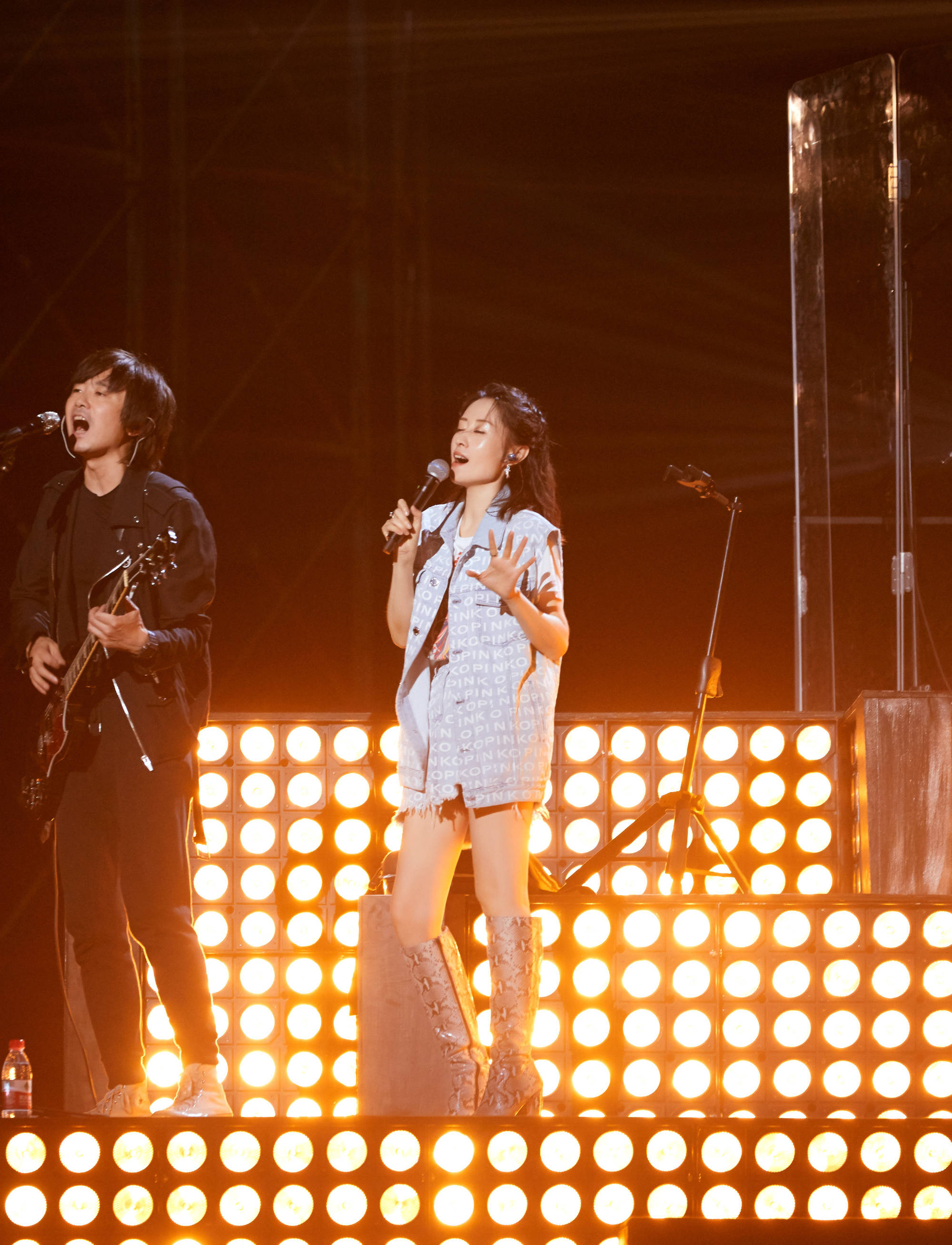 黑色|45岁刘敏涛状态真好,穿银色鱼尾裙典雅高贵,看背影就好心动