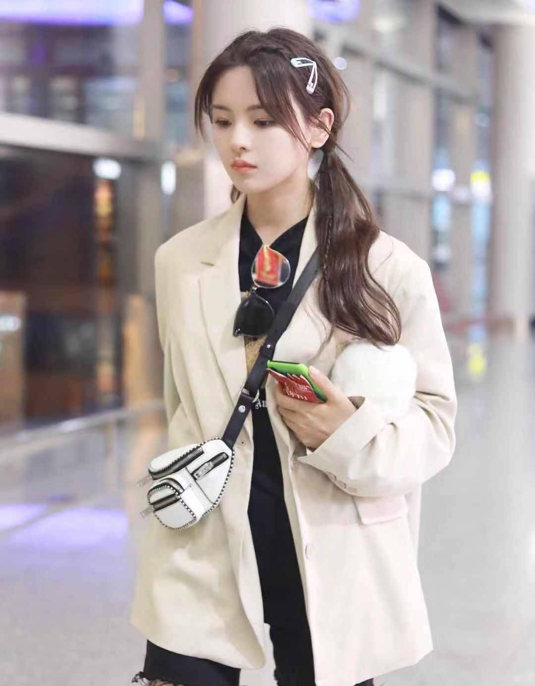 超越|杨超越机场私服，初秋西装外套这么穿，少女感溢出屏幕！