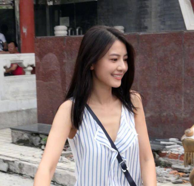 漂亮|年轻时候的高圆圆好美，穿着简单淡雅，站在人群中好出彩