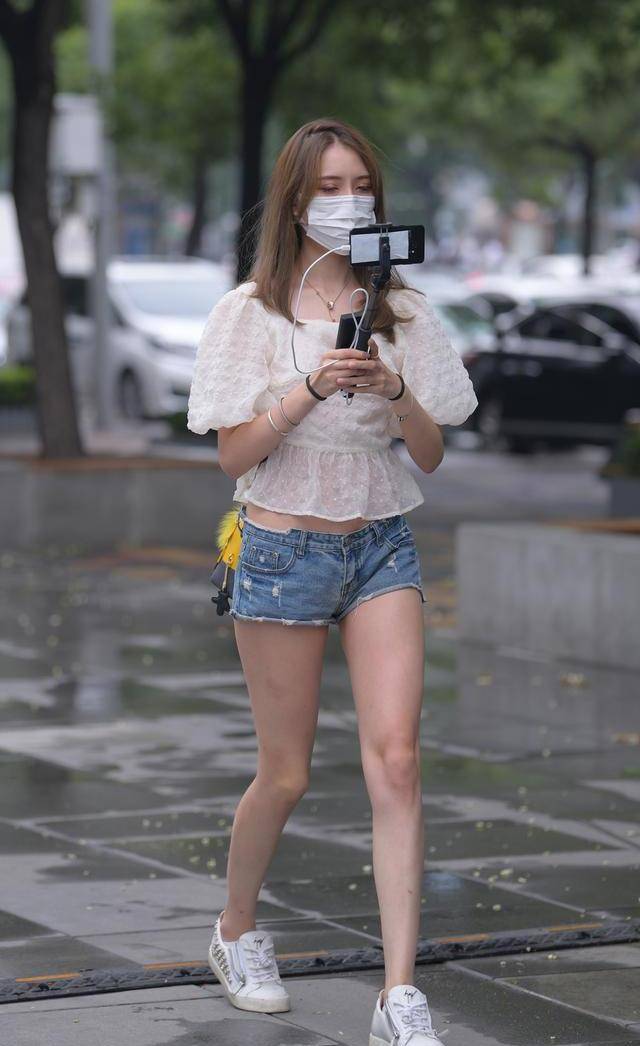 服装|低腰裤如何穿着更显身材？露腰不像花边那样，穿着朦胧美的花边