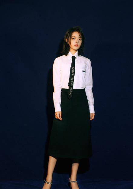 身材|“直男斩”白衬衫必须要有！宋祖儿变身“德善”，大表姐难掩霸气