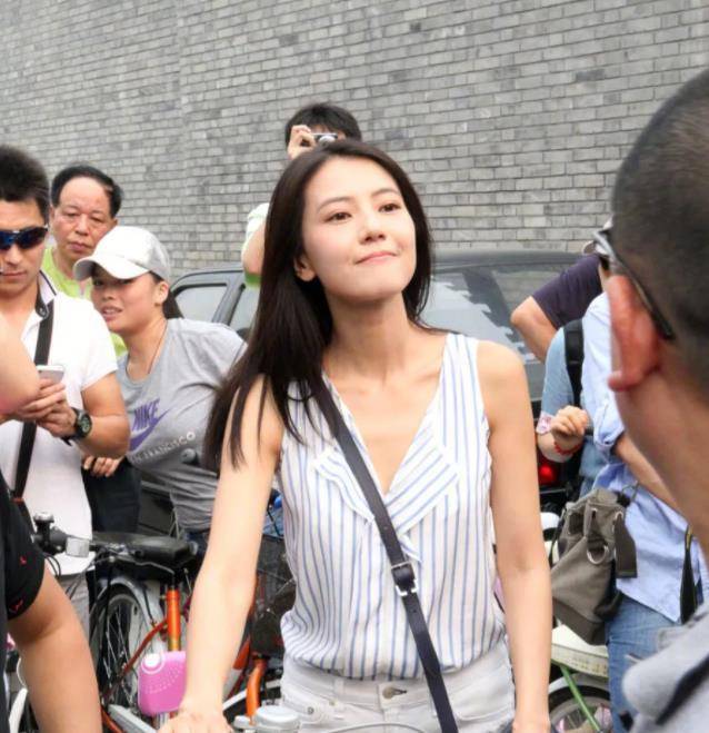 漂亮|年轻时候的高圆圆好美，穿着简单淡雅，站在人群中好出彩