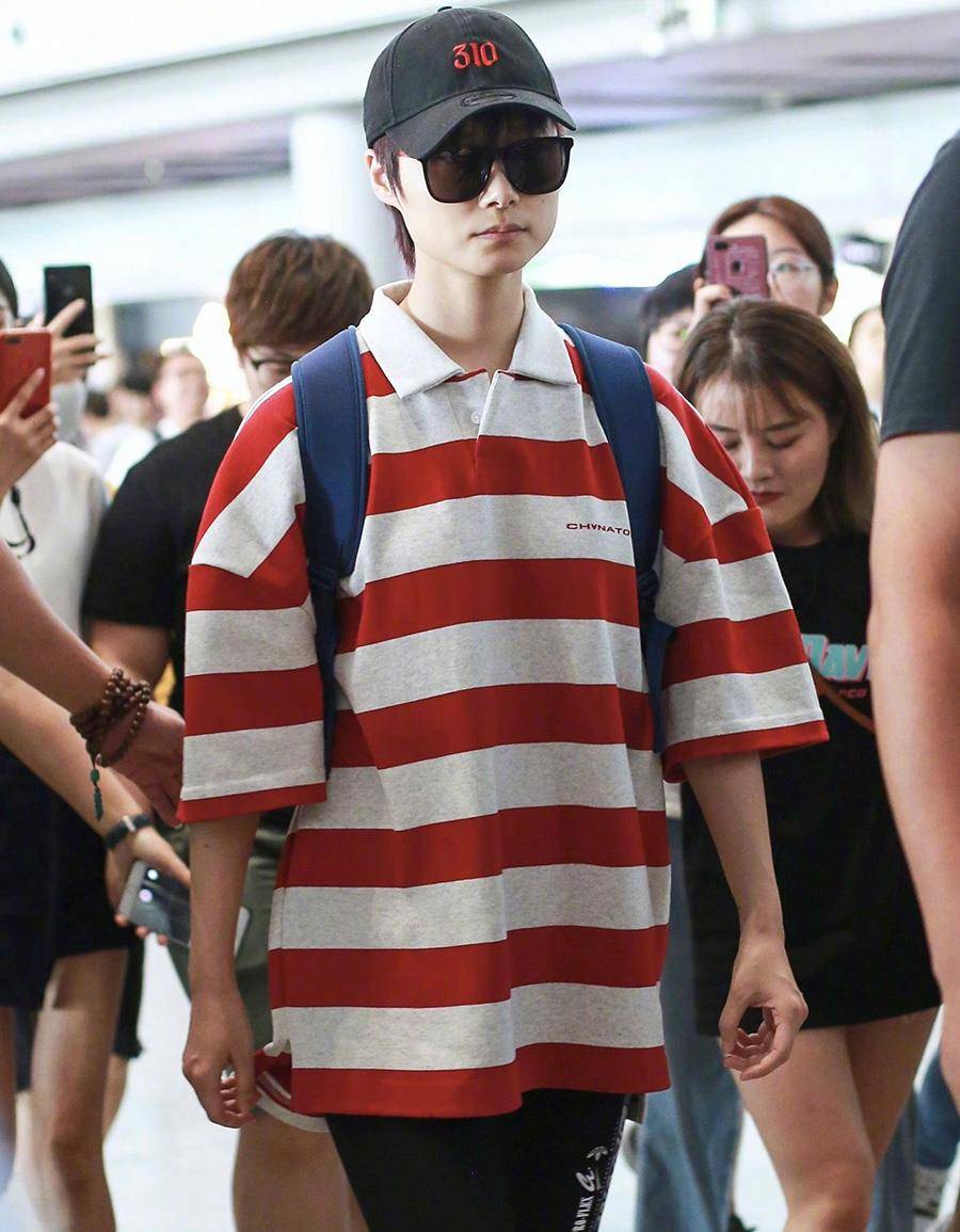 李宇春|169cm宋妍霏与175cm李宇春,同穿红白条纹衫,不是腿长就能赢!