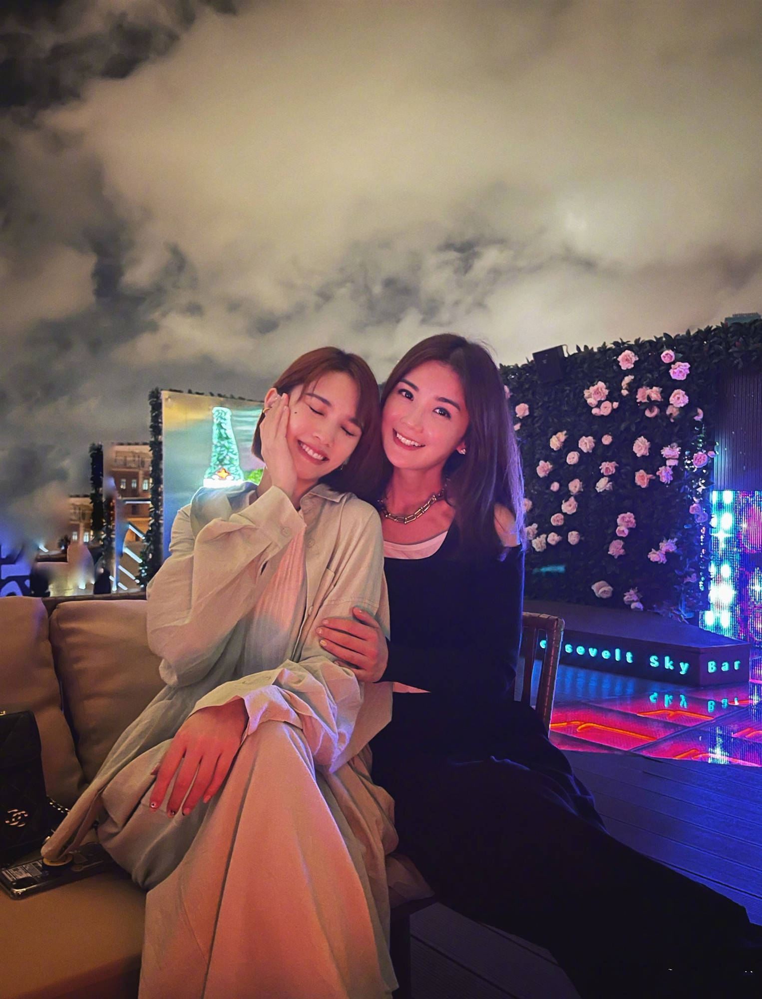 显得|杨丞琳陈妍希蔡卓妍坐在一起，不仅穿搭养眼，姐姐们的状态都不错
