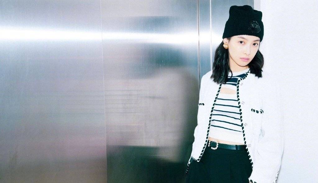 黑色|宋茜私服真吸睛,穿白色针织外套典雅大方,33岁活成冻龄女神