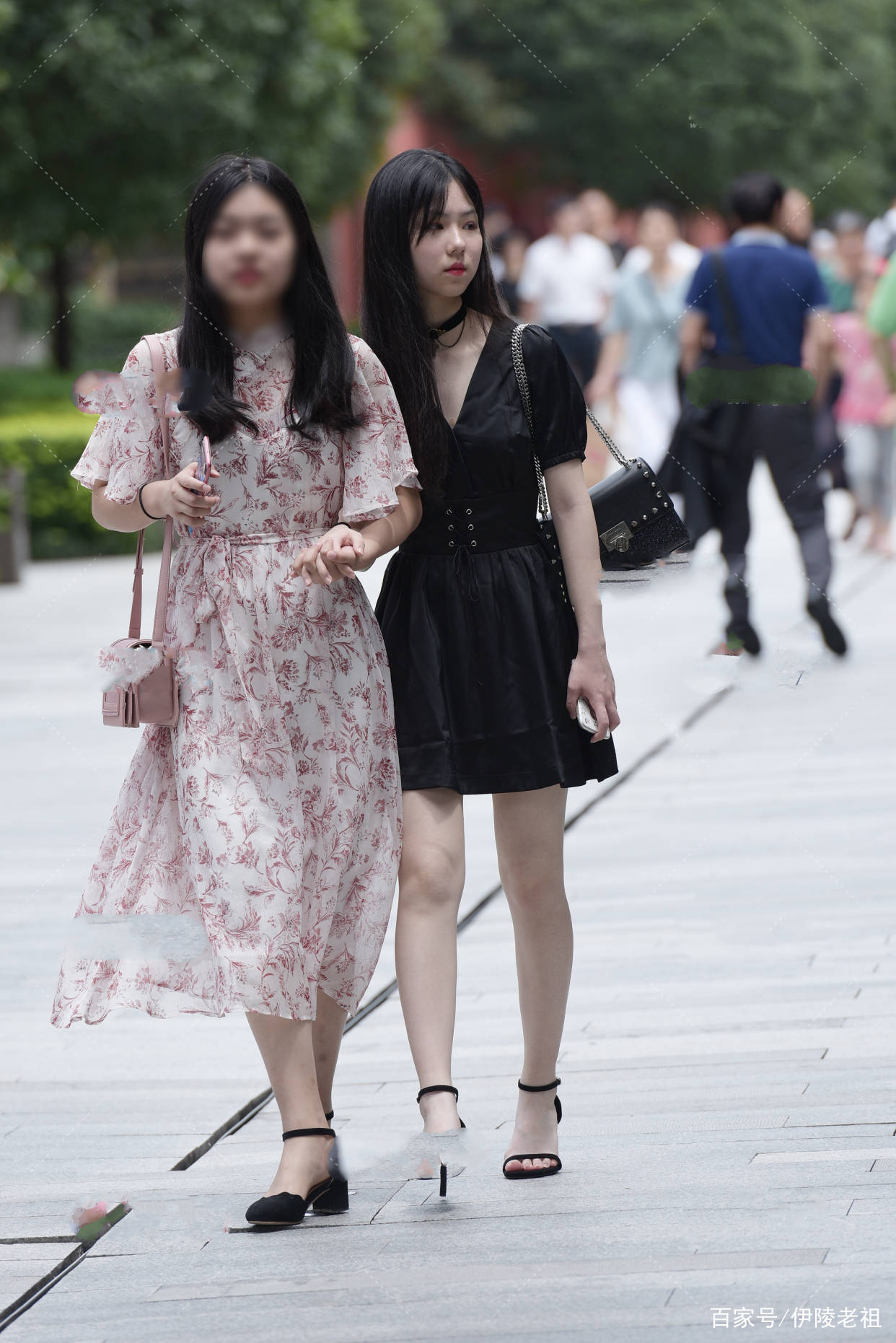 黑色|黑色V领束腰花边裙，和另类的黑色锁骨链，大众的配饰小众的风格