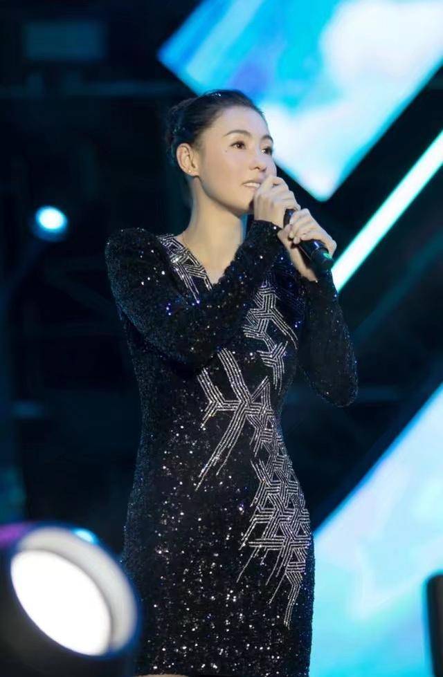 黑色|41岁张柏芝硬穿出黄金比例，一身干练又优雅，网友：气质很出众