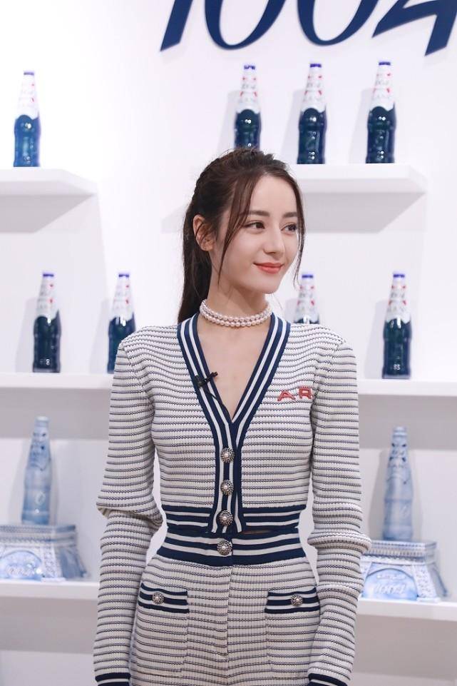 图案|迪丽热巴身材谁不爱,身穿横条纹分体套装,身高腿长太窈窕