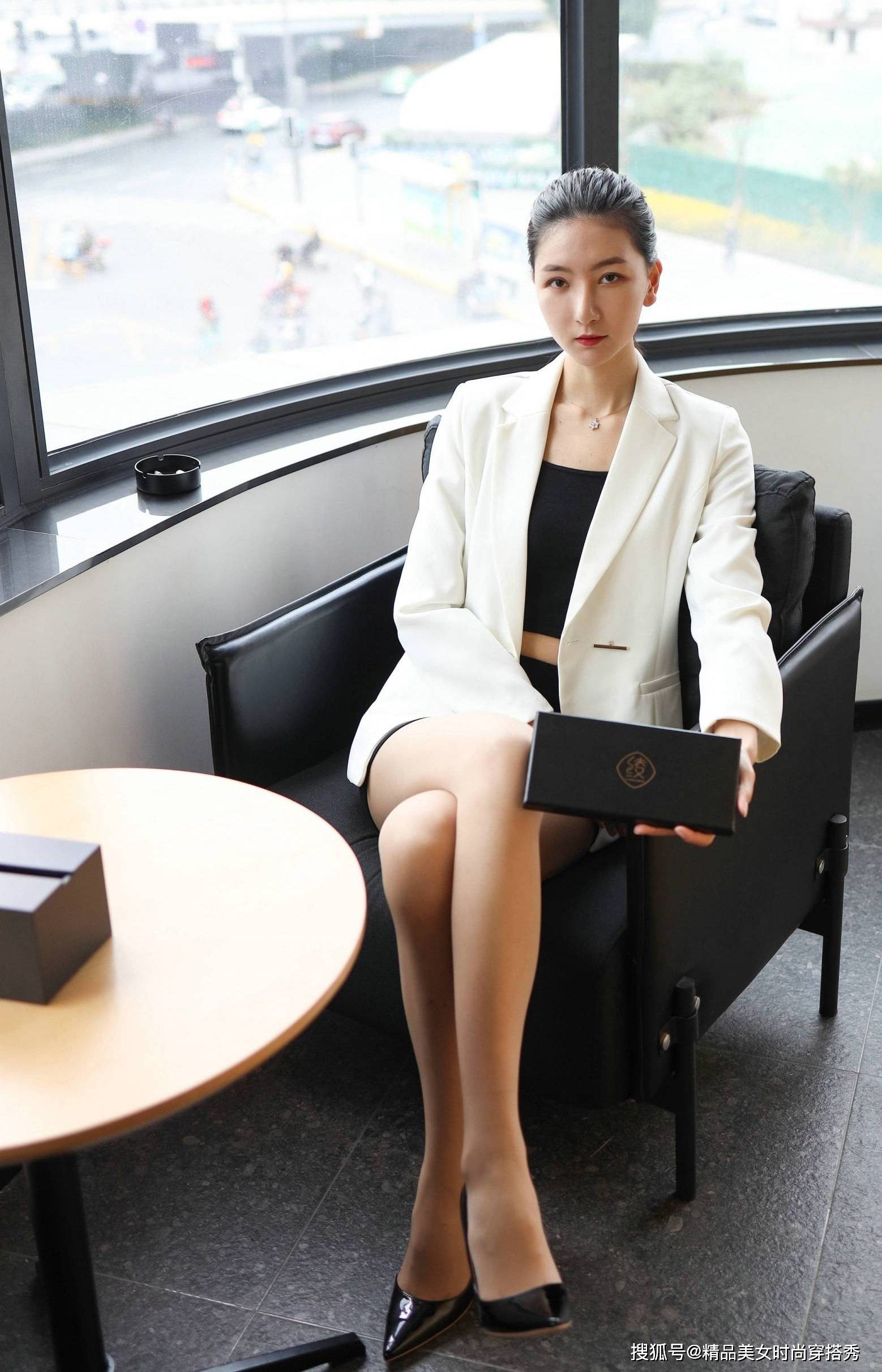 黑色|白色的西装外套，内搭黑色的背心与短裙，干练又不失女性的优雅