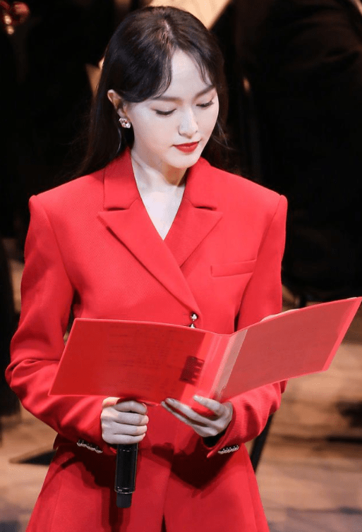 一身|唐嫣挑战“央视风”穿搭,一身正红西装优雅端庄,连气质都升华了