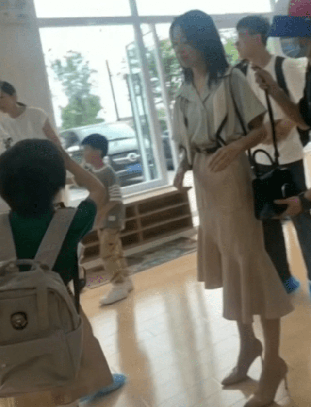 显得|董洁蹲地整理行李被拍，眼袋下垂严重，但扎丸子头气质清纯！