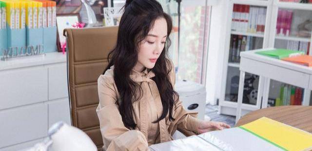 职场|李小璐挑战职场剧，终不再演少女，新剧穿搭成熟稳重堪比时尚秀