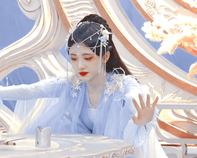 服装|鞠婧祎《花戎》出路透，古装造型不再千篇一律，连眼妆也都换了！